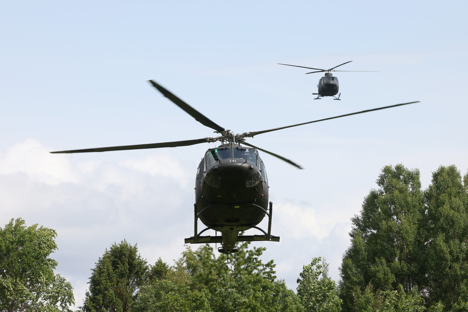 Two Bell 412 SP helikopters from 339 Special Operations Aviation Squadron (SOAS) during landing. Photo credit:
Torbjørn Kjosvold / Forsvaret